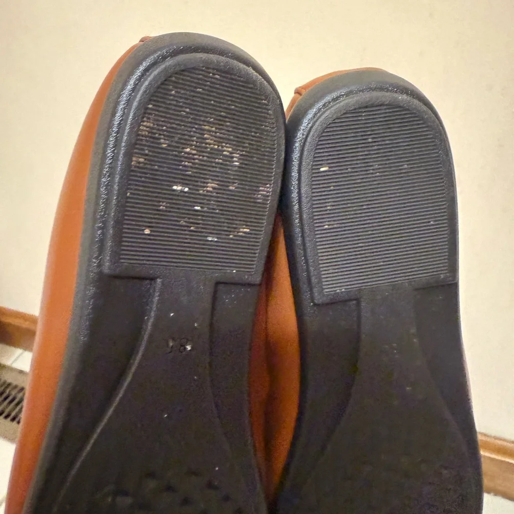 AEROSOLES | Tan Leather Loafers with Gold Chain